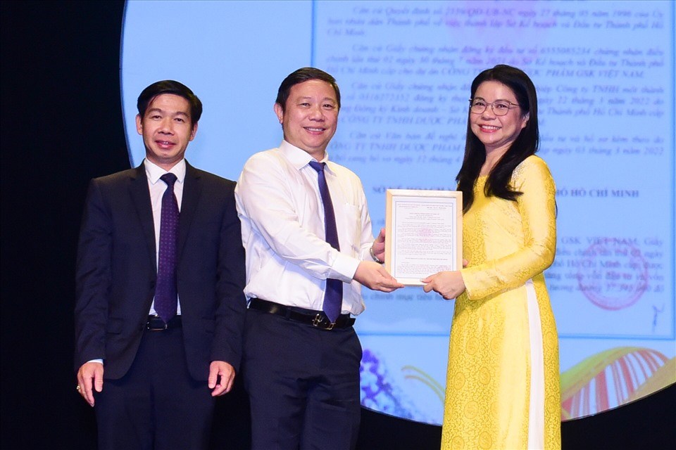 Bác sĩ Phạm Thị Mỹ Liên - Chủ tịch Công ty TNHH Dược phẩm GSK Việt Nam - tiếp nhận giấy phép đầu tư từ lãnh đạo UBND TPHCM và Sở Kế hoạch và Đầu tư TPHCM.