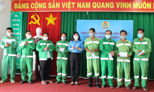 Bà Huỳnh Út Mười - Chủ tịch LĐLĐ tỉnh Cà Mau - trao quà cho đoàn viên, người lao động CĐCS Công ty Cổ phần Môi trường đô thị Cà Mau.