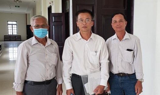 Ông Huỳnh Chiếm Hoạnh (giữa) cùng người thân tham gia phiên tòa phúc thẩm. Ảnh: Thanh Chung