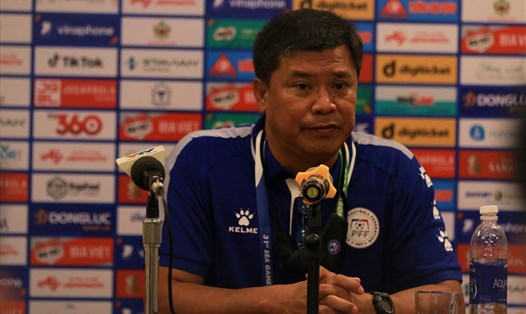 Huấn luyện viên Norman Fegidero họp báo sau trận thua U23 Indonesia. Ảnh: M.Đ