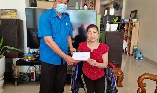 Ông Nguyễn Hữu Khoa – Chủ tịch Công đoàn viên chức tỉnh Yêu Bái thăm, tặng quà trực tiếp cho đoàn viên trong dịp tháng công nhân. Ảnh: ĐVCC.