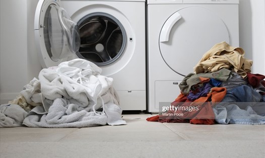 7 sai lầm không những làm hỏng quần áo mà còn hư cả máy giặt nhà bạn. Ảnh: Gettyimages