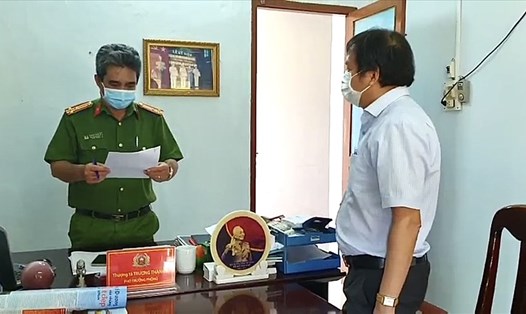 Cơ quan CSĐT Công an tỉnh Phú Yên tống đạt quyết định khởi tố bị can đối với ông Nguyễn Ngọc Duy.