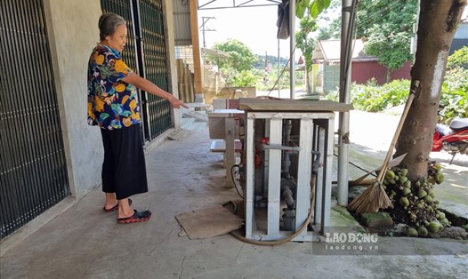 Các hộ dân đành phải ngậm ngùi bỏ tiền để khoan giếng, dẫu đường ống nước sạch nằm ngay cạnh nhà. Ảnh: Đức Trọng.