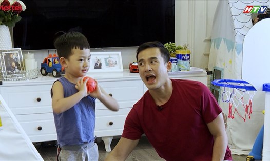 Các ông bố sao Việt trổ tài chăm sóc con khi mẹ vắng nhà. Ảnh: NVCC