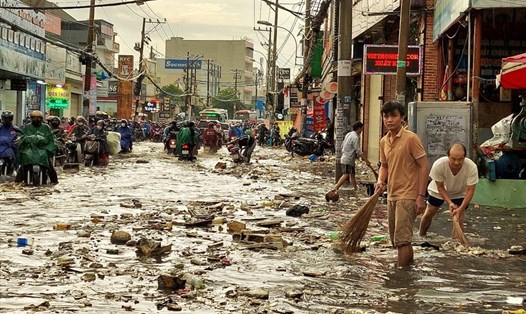 Rác thải nổi lềnh bềnh trên đường Tô Ngọc Vân sau trận mưa lớn.Ảnh: Minh Quân