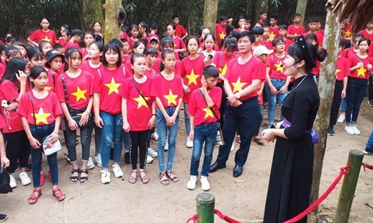 Học sinh trường THCS Phúc Ứng (huyện Sơn Dương-tỉnh Tuyên Quang) tham quan Khu di tích Quốc gia đặc biệt Tân Trào. ​ Ảnh: Anh Chung/BTQ