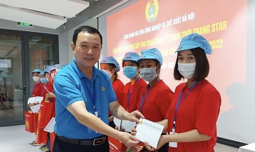 Ông Đinh Quốc Toản – Chủ tịch Công đoàn Các khu công nghiệp và chế xuất Hà Nội  trao hỗ trợ cho đoàn viên, người lao động có hoàn cảnh khó khăn. Ảnh: CĐCX