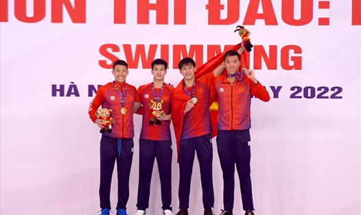 Các vận động viên môn bơi trên bục nhận huy chương. Ảnh: Mịn Hiếu