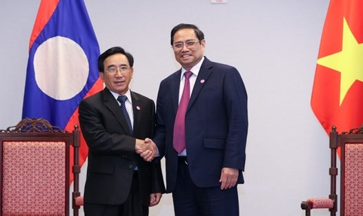Thủ tướng Phạm Minh Chính gặp Thủ tướng Lào Phankham Viphavanh. Ảnh: VGP