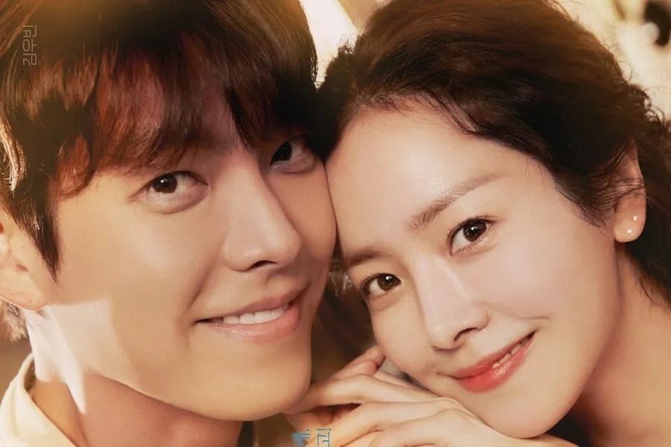 Han Ji Min và Kim Woo Bin trong “Our Blues”. Ảnh: Poster tvN. Han Ji Min và Kim Woo Bin trong “Our Blues”. Ảnh: Poster tvN.