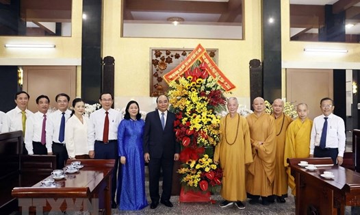 Chủ tịch nước Nguyễn Xuân Phúc thăm chùa Huê Nghiêm.  Ảnh: TTXVN