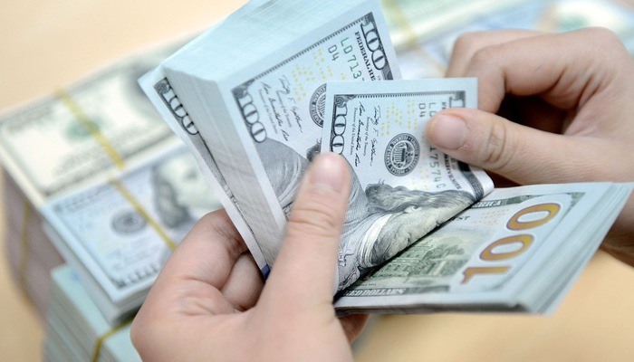 Tiền đổ về, giá USD neo vững đỉnh, giá vàng bị chốt lời, rớt đáy 3 tháng