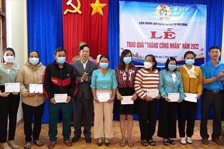 Tháng công nhân, tặng quà cho lao động nghèo ở Kon Tum