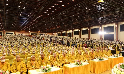 Các đại biểu cùng hàng nghìn tăng ni, phật tử tham dự Đại lễ Phật đản tại chùa Bái Đính (Ninh Bình). Ảnh: NT