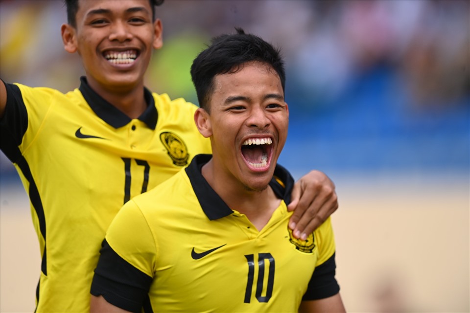 U23 Malaysia vào bán kết sau màn rượt đuổi tỉ số với U23 Singapore