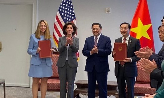 Thủ tướng Chính phủ Phạm Minh Chính và Bộ trưởng Thương mại Hoa Kỳ chứng kiến Lễ trao văn kiện hợp tác giữa Bộ trưởng Trần Hồng Hà và Phó Chủ tịch cấp cao của Tổ chức Tài chính quốc tế (IFC) Stephanie von Friedegurg.