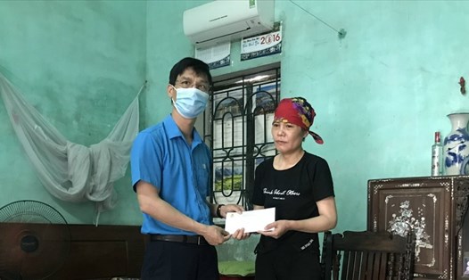 Liên đoàn Lao động huyện Đan Phượng  trao hỗ trợ cho chị Phạm Thị Nguyệt. Ảnh: CĐH
