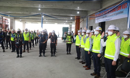 Ban lãnh đạo Samsung Việt Nam thực hiện nghi thức đánh dấu mốc hoàn thành xây dựng phần thô công trình.