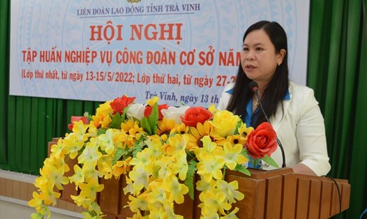 Đồng chí Thạch Thị Thu Hà, Chủ tịch LĐLĐ tỉnh Trà Vinh phát biểu khai mạc lớp tập huấn.