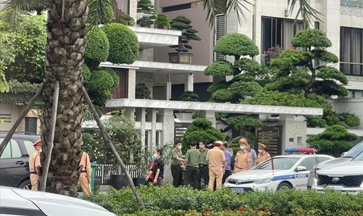 Cơ quan công an khám xét tại biệt thự của ông Phạm Hồng Hà chiều nay (14.5). Ảnh: CTV