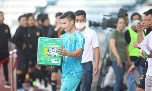 Tiền vệ Quang Hải đá bóng thiện nguyện để gây quỹ ủng hộ chương trinh "Chung tay cùng bạn đến trường". Ảnh: Đ.T