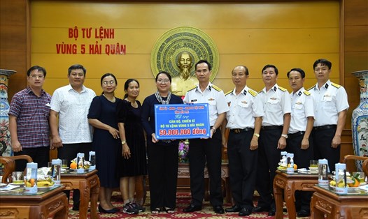 Đoàn cán bộ UBMTTQ Việt Nam tỉnh Bến Tre tặng quà cán bộ, chiến sĩ Vùng 5. Ảnh: V5HQ