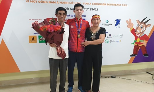 Bố mẹ Nguyễn Huy Hoàng đi xe đò cả đêm để xem con trai thi đấu tại SEA Games 31. Ảnh: Trần Đăng