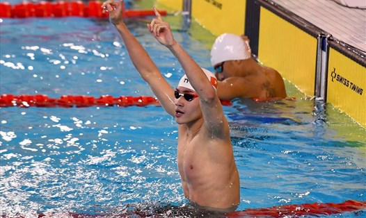 Phạm Thanh Bảo phấn khích sau khi giành huy chương vàng SEA Games 31, đồng thời phá kỷ lục nội dung 100m bơi ếch nam. Ảnh: Minh Hiếu
