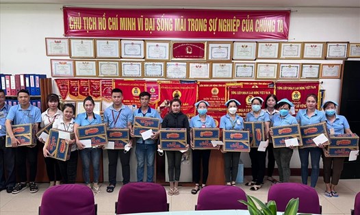 Công đoàn cơ sở Công ty TNHH Hwaseung Vina trao tặng 470 phần quà cho đoàn viên người lao động có hoàn cảnh khó khăn. Ảnh: Công đoàn cơ sở Công ty TNHH Hwaseung Vina