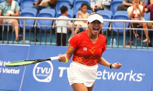 Chanelle Vân Nguyễn ăn mừng đầy phấn khích khi giành chiến thắng ở trận đánh đơn thứ 2 giúp tuyển quần vợt Việt Nam vào chung kết đồng đội nữ tại SEA Games 31. Ảnh: Thanh Thúy