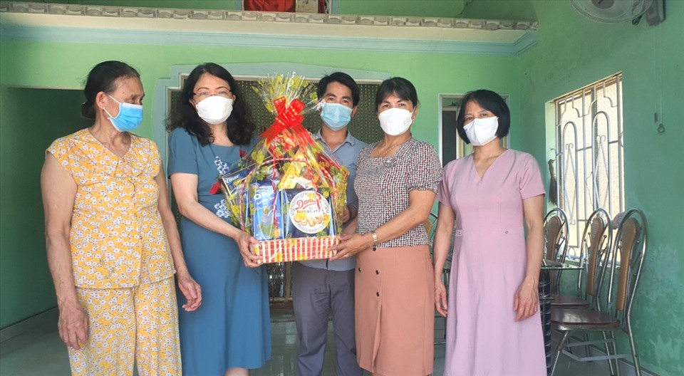 Bà Hoàng Thị Thanh Hường - Phó Chủ tịch Công đoàn Tổng Công ty Hàng hải Việt Nam (thứ 2 từ trái sang) trao quà tới gia đình Mẹ Huỳnh Thị Ngộ. Ảnh: CĐHH