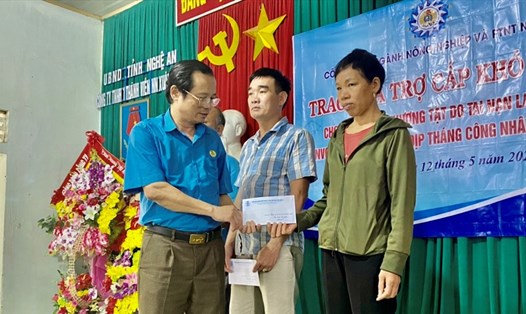 Ông Phú Văn Lĩnh – Chủ tịch Công đoàn ngành Nông nghiệp và Phát triển nông thôn Nghệ An trao quà cho công nhân lao động. Ảnh: VH