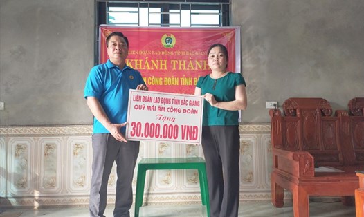Chủ tịch Liên đoàn Lao động huyện Yên Thế Lưu Văn Thắng trao hỗ trợ cho gia đình chị Huế.