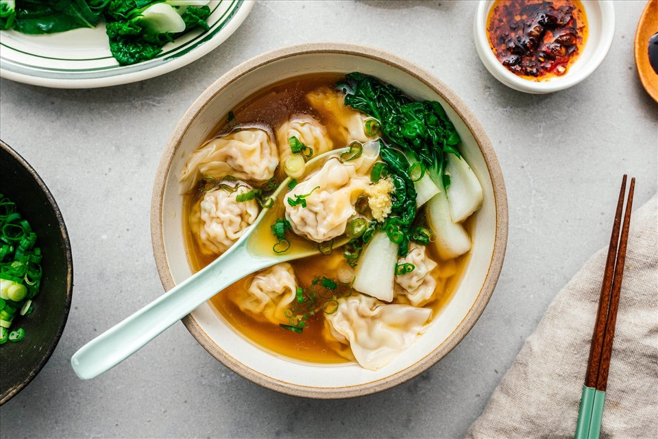 Cách thực hiện hoành thánh nước lèo vừa thơm vừa ngon dễ dàng dùng