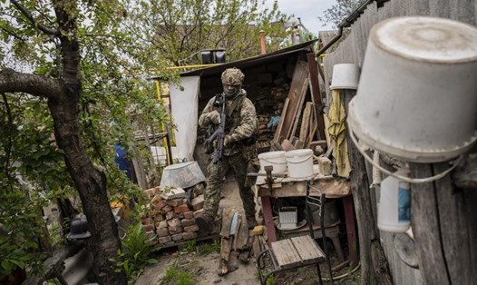 Binh sĩ Ukraina tuần tra tại ngôi làng mới giành lại từ Nga ở ngoại ô Kharkiv, ngày 14.5.2022. Ảnh: AP