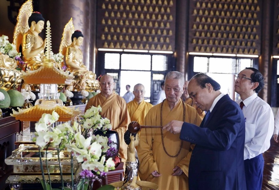 Chủ tịch nước Nguyễn Xuân Phúc thực hiện nghi thức tắm Phật tại Chùa Huê Nghiêm. Ảnh: S.M