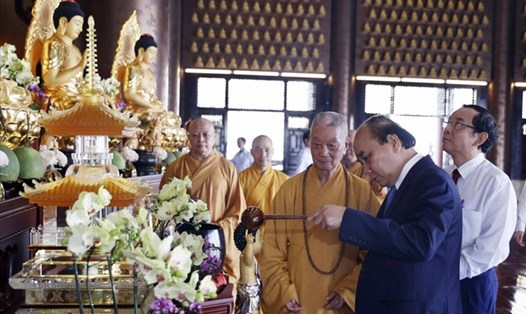 Chủ tịch nước Nguyễn Xuân Phúc thực hiện nghi thức tắm Phật tại Chùa Huê Nghiêm. Ảnh: S.M