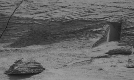 "Cánh cửa" bí ẩn trên sao Hỏa (góc phải) được tàu thám hiểm Curiosity của NASA chụp ngày 7.5.2022. Ảnh: NASA
