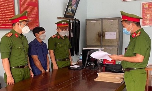 Lực lượng chức năng bắt tạm giam Hồ Dễ để điều tra hành vi dâm ô với người dưới 16 tuổi. Ảnh: Công an