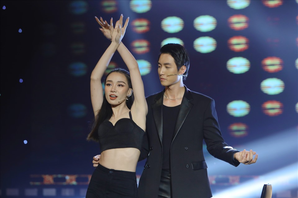 Kiều nữ “ca cổ” Tú Tri và Công Phát trong đêm thi. Ảnh: CTCC.