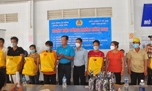 Phó Chủ tịch LĐLĐ tỉnh An Giang Nguyễn Nhật Tiến tặng quà cho các công nhân có hoàn cảnh khó khăn.