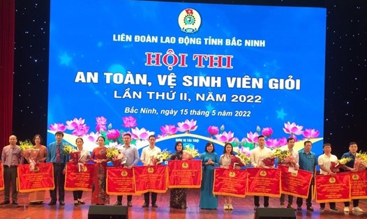 Thường trực Liên đoàn Lao động tỉnh Bắc Ninh trao giải các đội đạt giải tại hội thi. Ảnh: N.An
