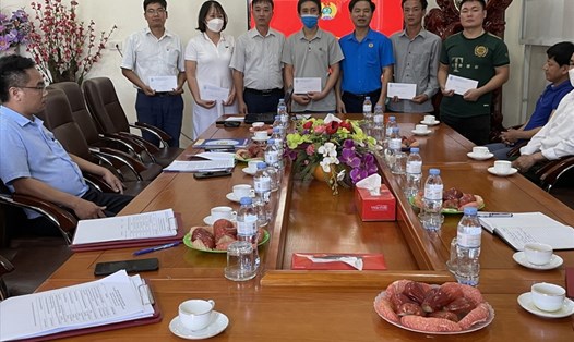 Ông Hoàng Văn Trinh - Phó Chủ tịch LĐLĐ tỉnh Lai Châu trao quà cho đoàn viên có hoàn cảnh khó khăn.