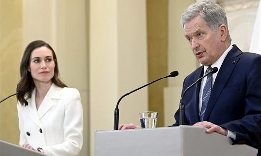 Thủ tướng Phần Lan Sanna Marin (trái) và Tổng thống Phần Lan Sauli Niinistö họp báo ngày 15.5.2022, thông báo Phần Lan sẽ nộp đơn xin gia nhập NATO. Ảnh: AFP