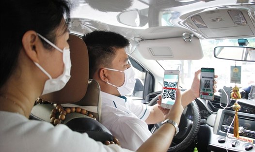 Khách hàng kiểm tra thông tin khi đi taxi công nghệ. Ảnh: GT