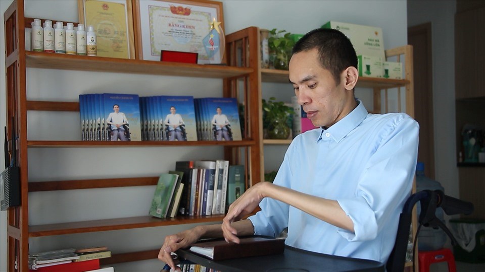 Anh Tín khiến mọi người khâm phục khi viết sách, truyền cảm hứng cho cộng đồng. Ảnh: CTCC. Anh Tín khiến mọi người khâm phục khi viết sách, truyền cảm hứng cho cộng đồng. Ảnh: CTCC.