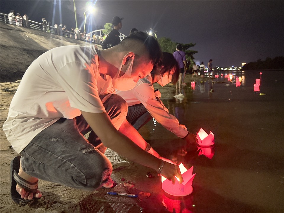 Lễ hội Hoa đăng Phú Yên: Hàng nghìn người gửi đi những lời cầu nguyện