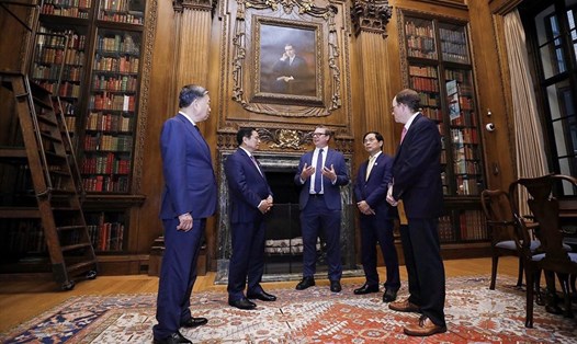 Thủ tướng Phạm Minh Chính thăm thư viện Đại học Harvard. Ảnh: VGP