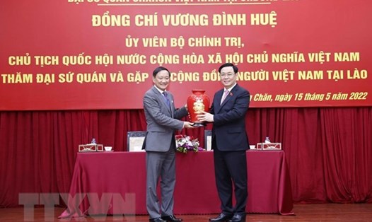 Chủ tịch Quốc hội Vương Đình Huệ tặng quà Đại sứ quán Việt Nam tại Lào. Ảnh: TTXVN
